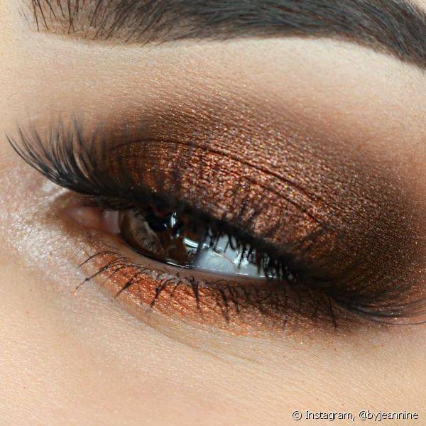 Para maquiagens de festa, o olho esfumado marrom pode ser feito com a combinação de sombra mais escura no côncavo e metalizada nas pálpebras (Foto: Instagram @byjeannine)